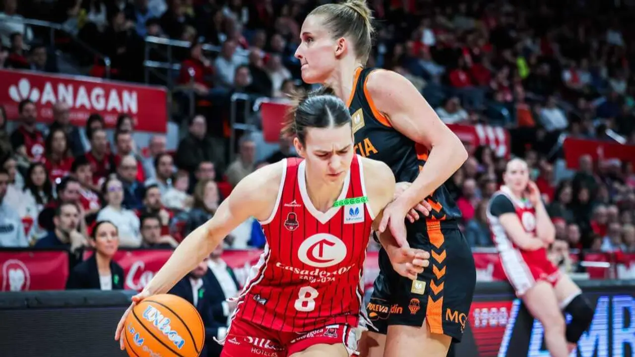 Veronika Vorackova trata de zafarse de Leo Fiebich en un duelo liguero. Fotograf&iacute;a: Esther Casas / Casademont Zaragoza.