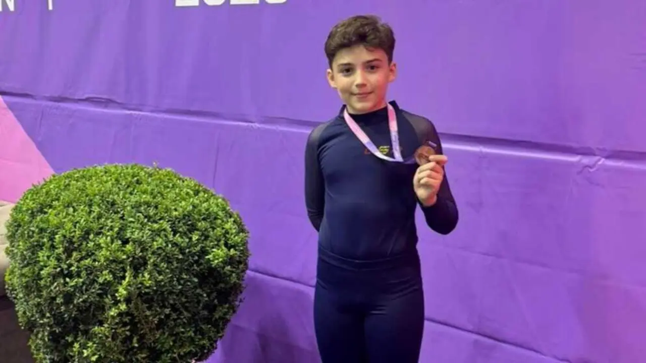 Adri&aacute;n Vicente, con su medalla de bronce. Fotograf&iacute;a: Fearpa.