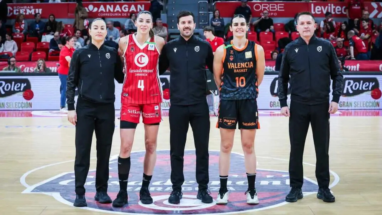 Colegiados y capitanas antes de un encuentro liguero entre Casademont Zaragoza y Valencia Basket. Fotograf&iacute;a: Esther Casas / Casademont Zaragoza.
