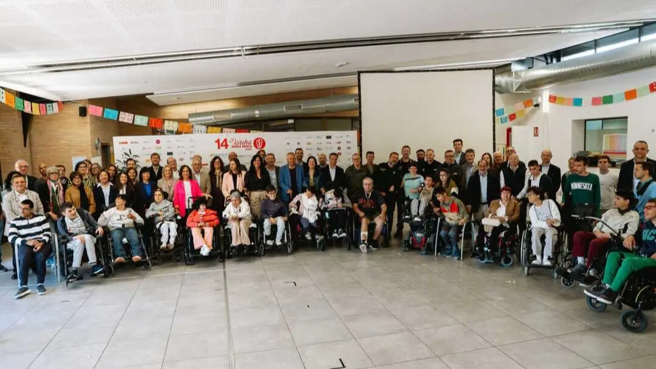 Foto de familia en el almuerzo de agradecimiento. Fotograf&iacute;a: Aspace Huesca.