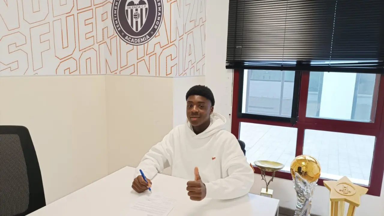 Abel Massoko firmando con el Valencia