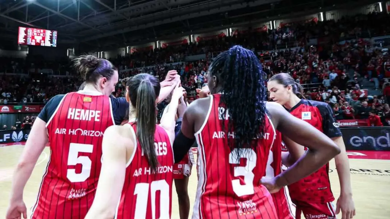 El Casademont Zaragoza tras caer ante el Valencia Basket en el primer duelo. Fotograf&iacute;a: Esther Casas / Casademont Zaragoza.