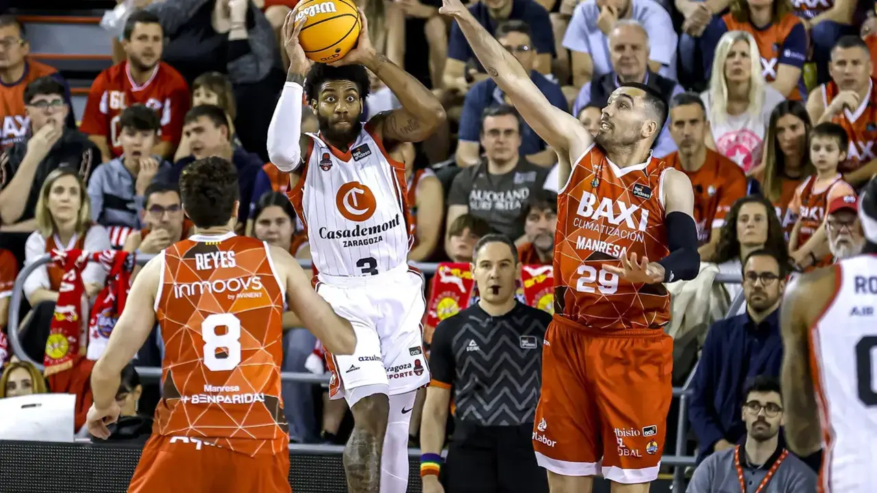 Wright-Foreman busca un pase a un compa&ntilde;ero ante el Baxi Manresa. Fotograf&iacute;a: ACB Photos.