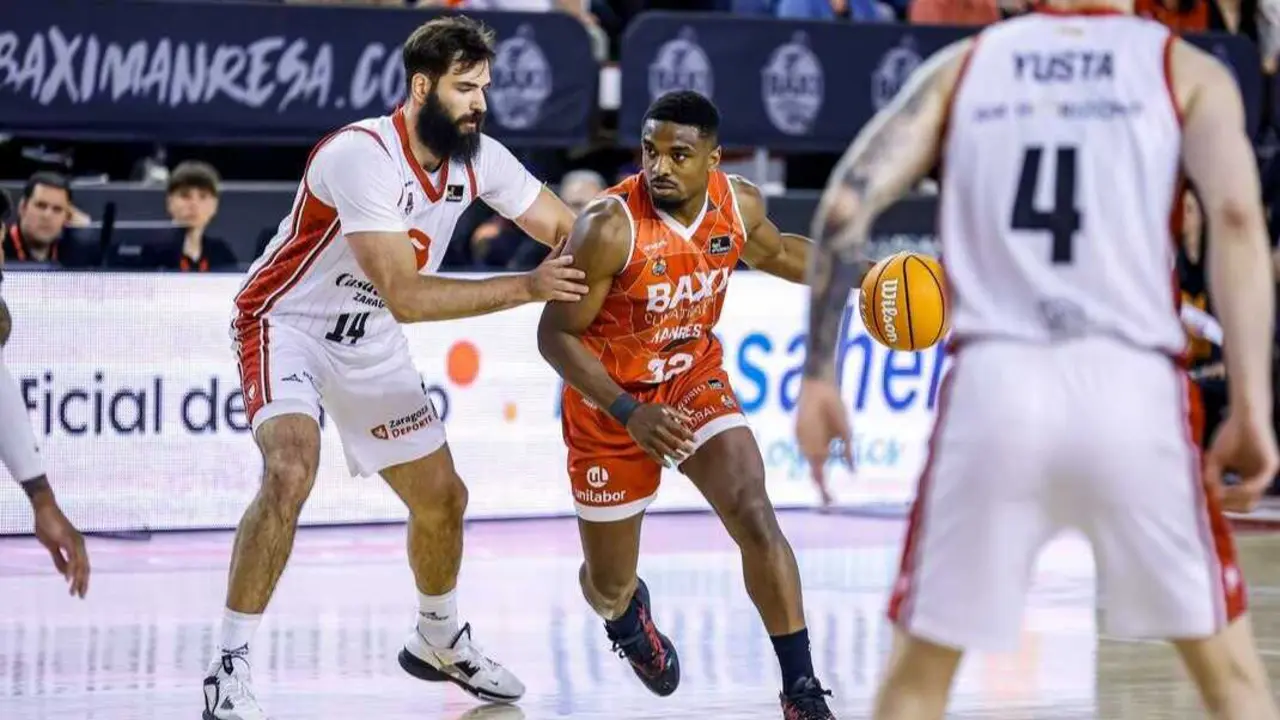 Dubljevic trata de defender a Obasohan. Fotograf&iacute;a: ACB Photo.