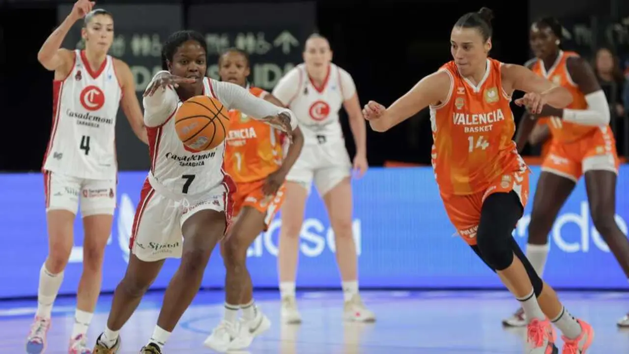Fingall pugna por un bal&oacute;n ante Carrera. Fotograf&iacute;a: Valencia Basket.