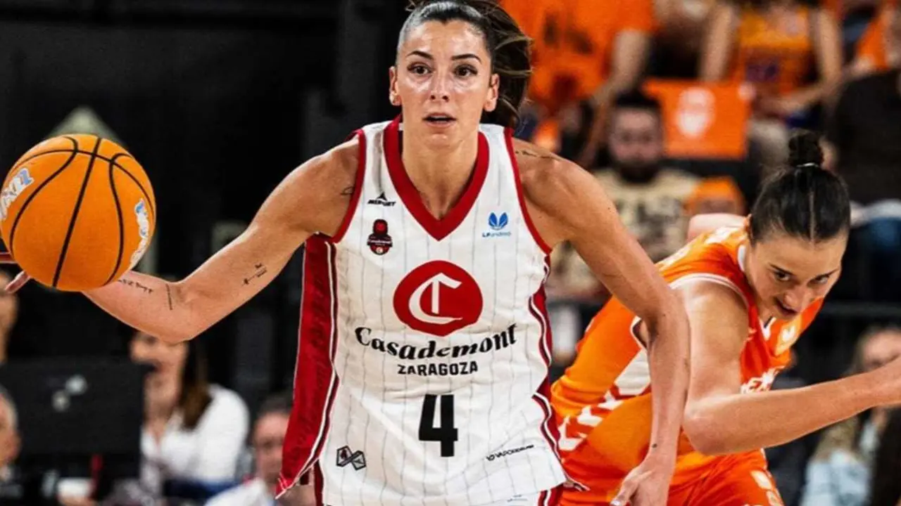 Mariona Ortiz avanza con el bal&oacute;n. Fotograf&iacute;a: FEB.