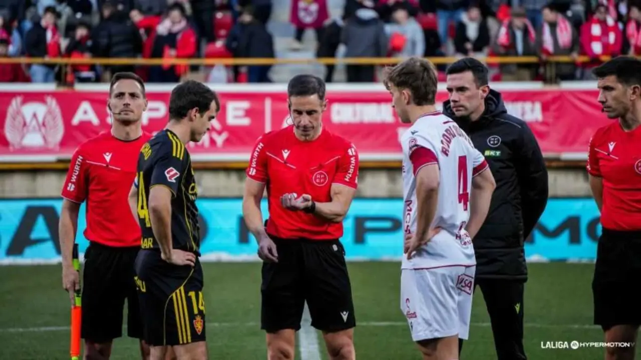 Jon Ander Gonz&aacute;lez arbitrando al Real Zaragoza / LaLiga
