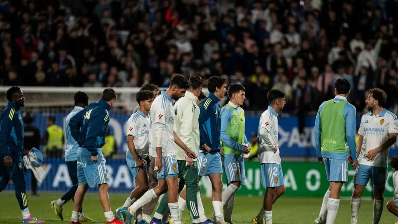 Jugadores del Real Zaragoza abandonando el Ibercaja Estadio / Marcos Cebri&aacute;n