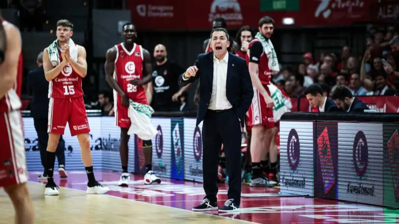Gonzalo Garc&iacute;a de Vitoria dando instrucciones al equipo ante el Hiopos Lleida. Fotograf&iacute;a: Esther Casas / Casademont Zaragoza.