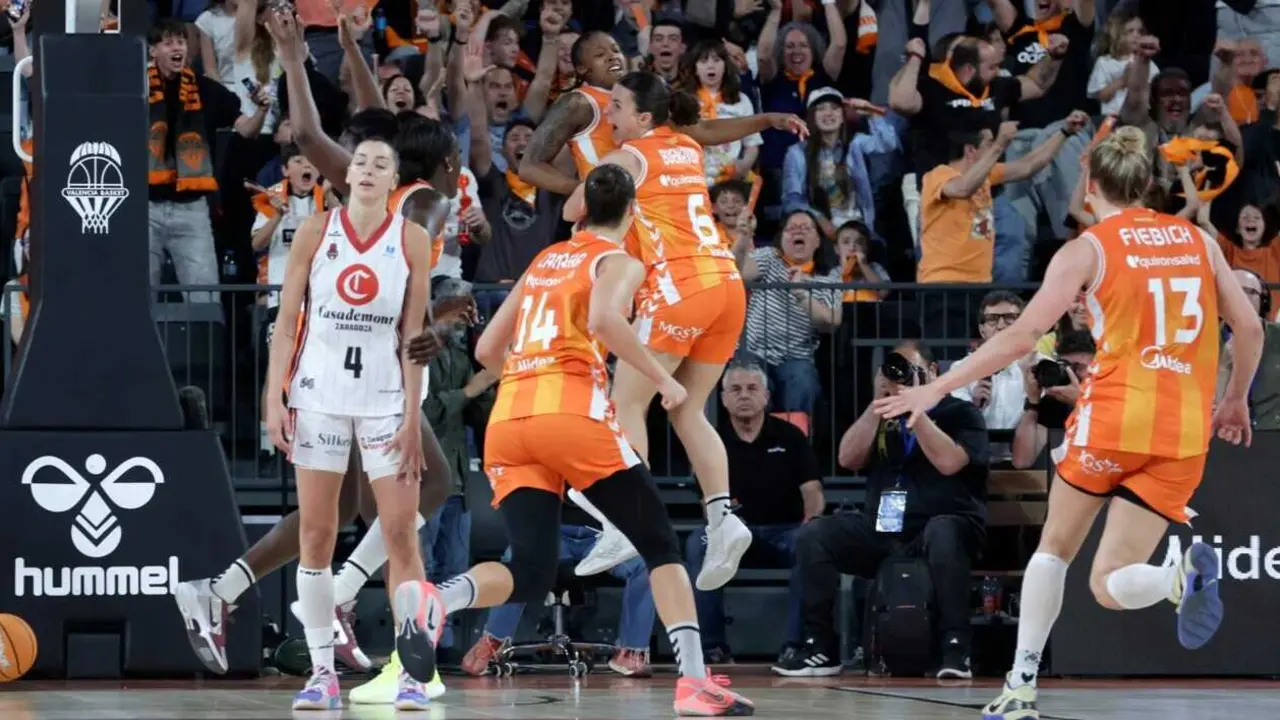 Mariona Ortiz, abatida tras la canasta de Anderson. Fotograf&iacute;a: Valencia Basket.