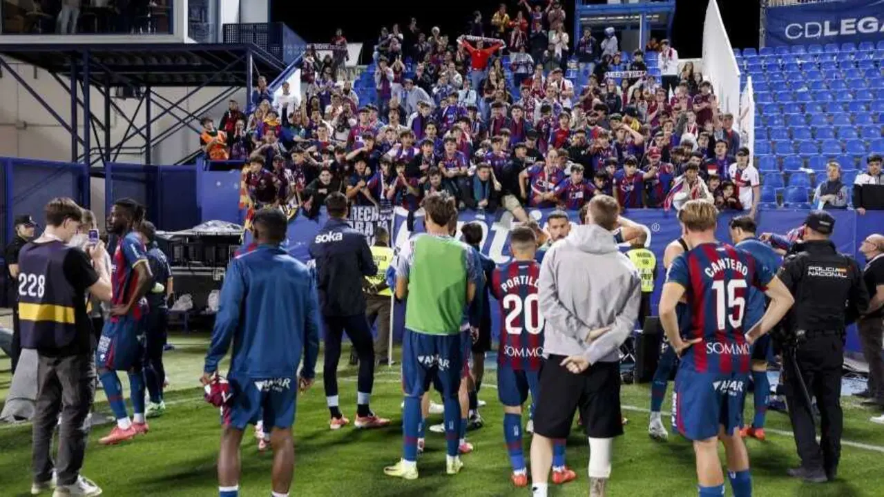 Alrededor de 200 azulgranas alentaron al Huesca en Butarque / LaLiga