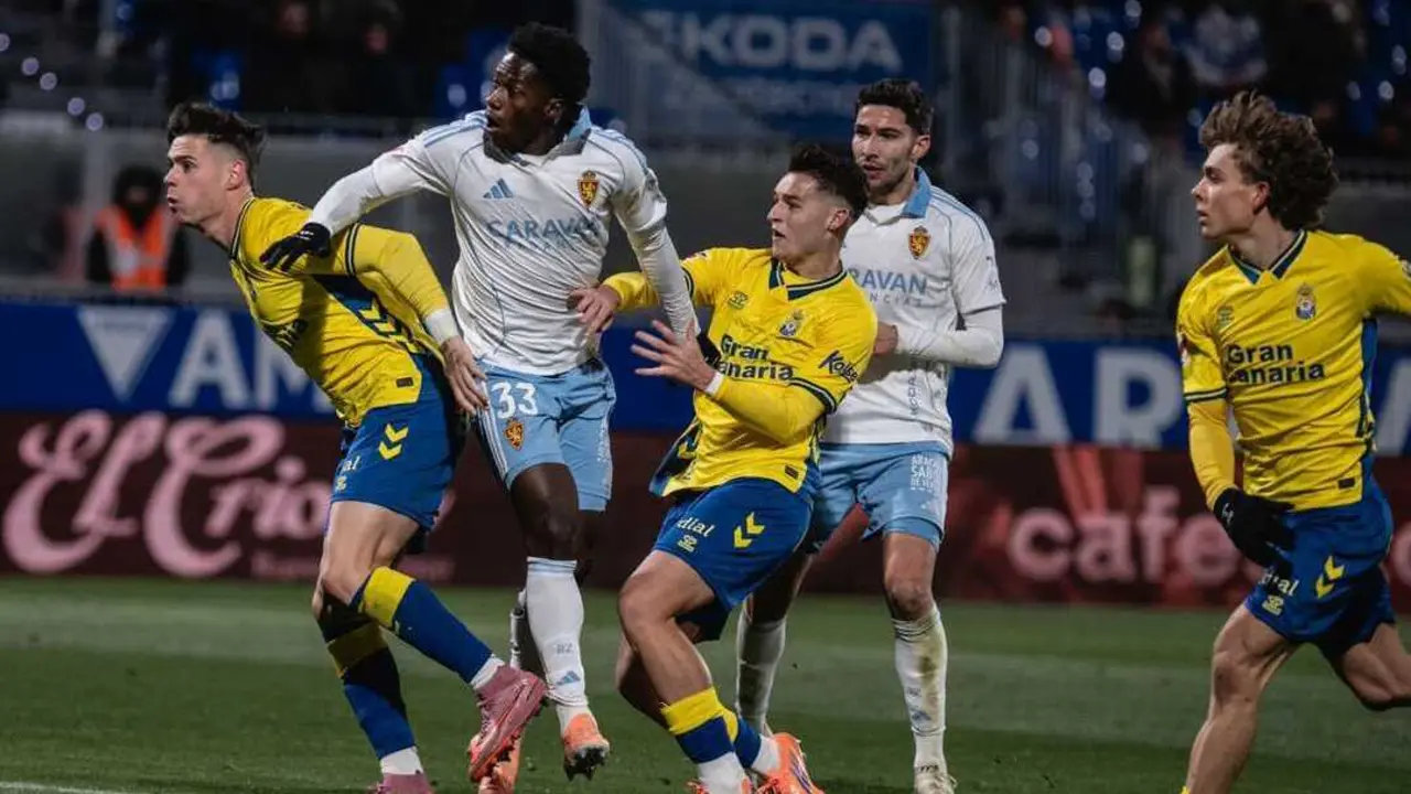 Imagen del partido de la ida entre el Real Zaragoza y la UD Las Palmas / Marcos Cebri&aacute;n