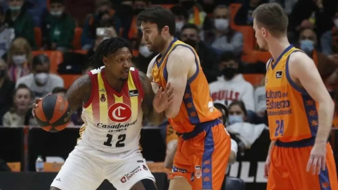 Deon Thompson, durante un duelo con el Casademont ante el Valencia Basket. Fotograf&iacute;a: ACB Photo / M. A. Polo.