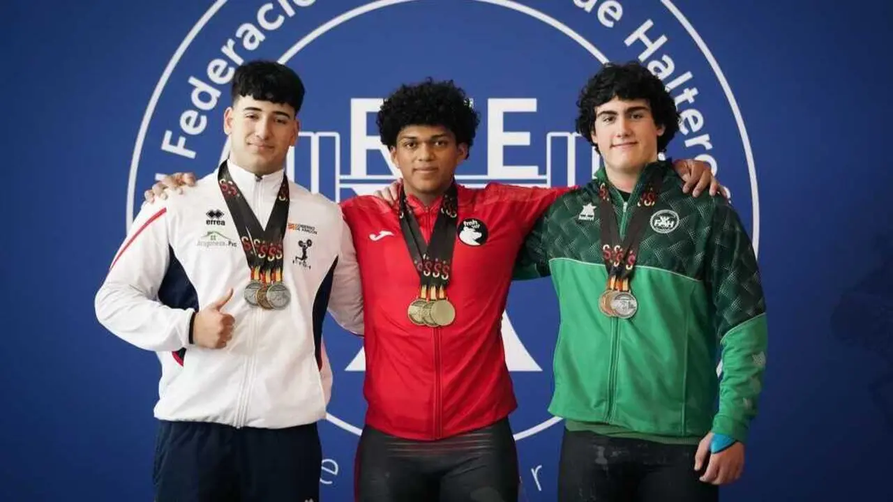 Manel Boussaboun posa orgulloso con sus medallas. Fotograf&iacute;a: Federaci&oacute;n Aragonesa de Halterofilia.