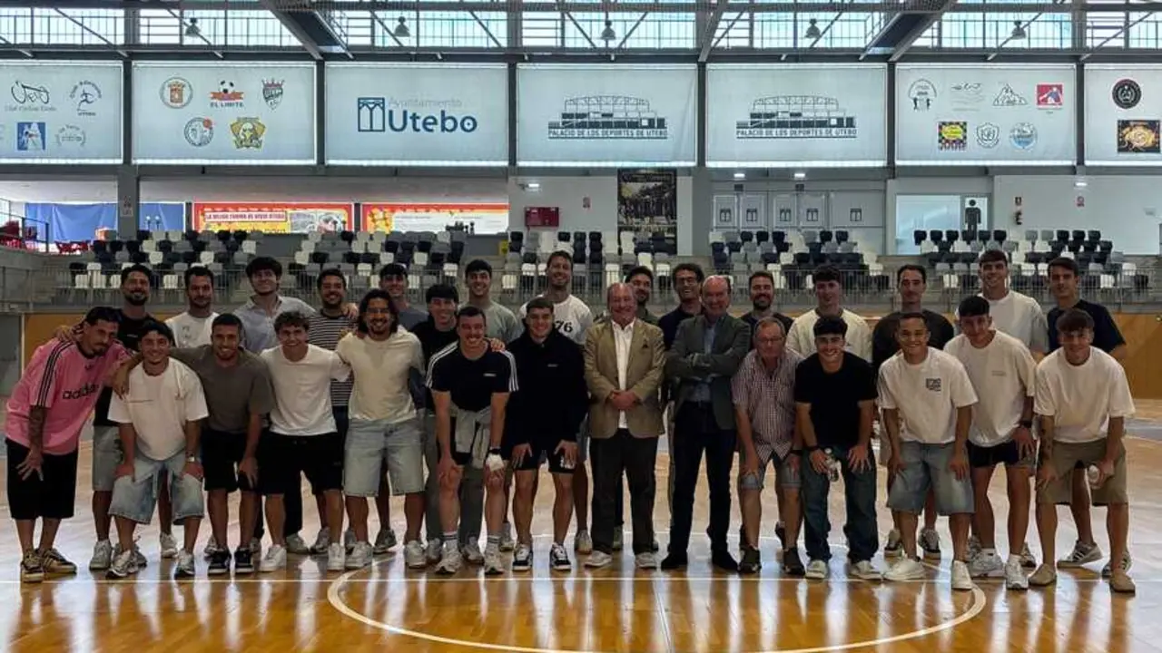 Alfonso Biel con la plantilla del Utebo / UTEBO FC