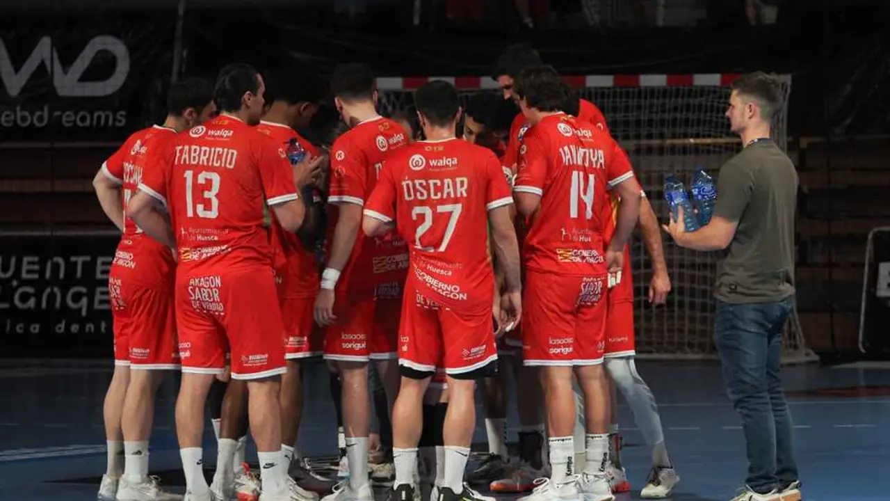 Tiempo muerto del Bada Huesca - Logro&ntilde;o donde el siete aragon&eacute;s ha firmado su descenso. Foto: C.Pascual