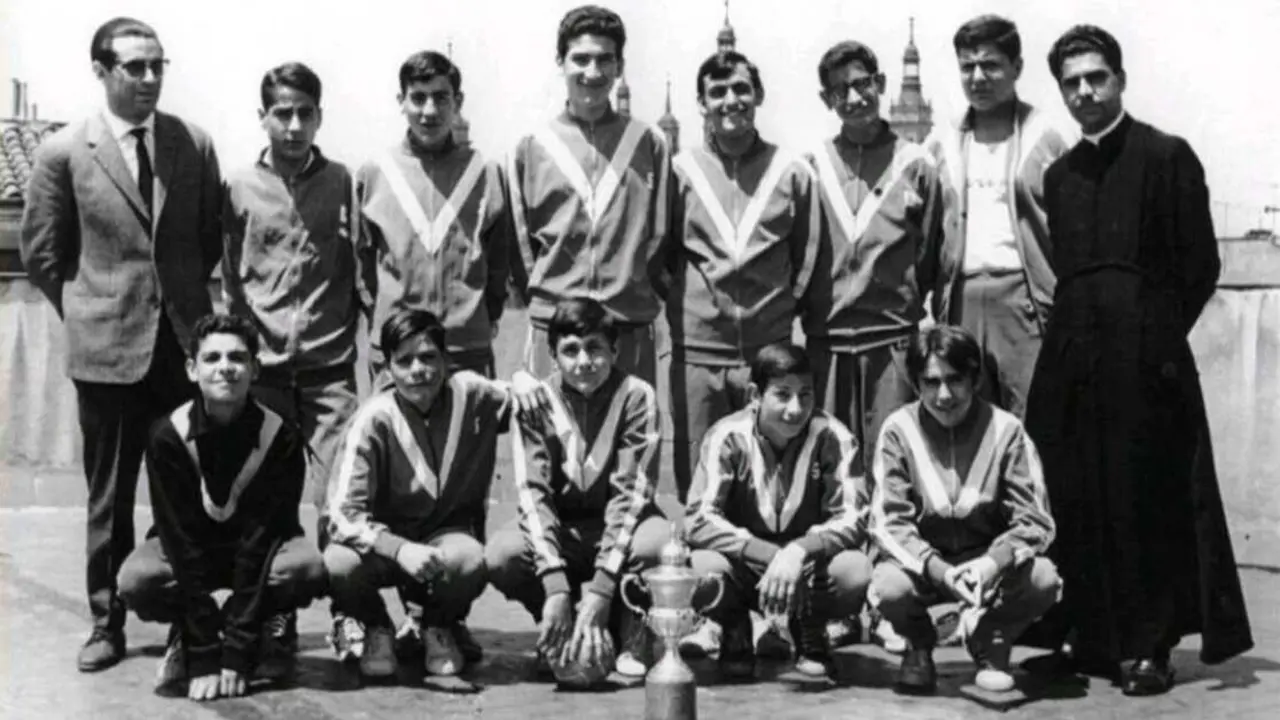 El equipo, ya en Zaragoza, junto a la Copa de Espa&ntilde;a infantil. Fotograf&iacute;a: Maristas Zaragoza.