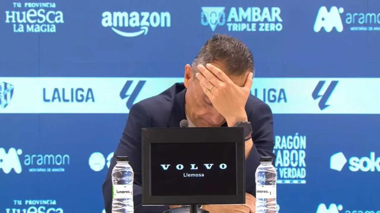 Jos&eacute; Luis Oltra, abatido en rueda de prensa. Fotograf&iacute;a extra&iacute;da del directo de LaLiga.