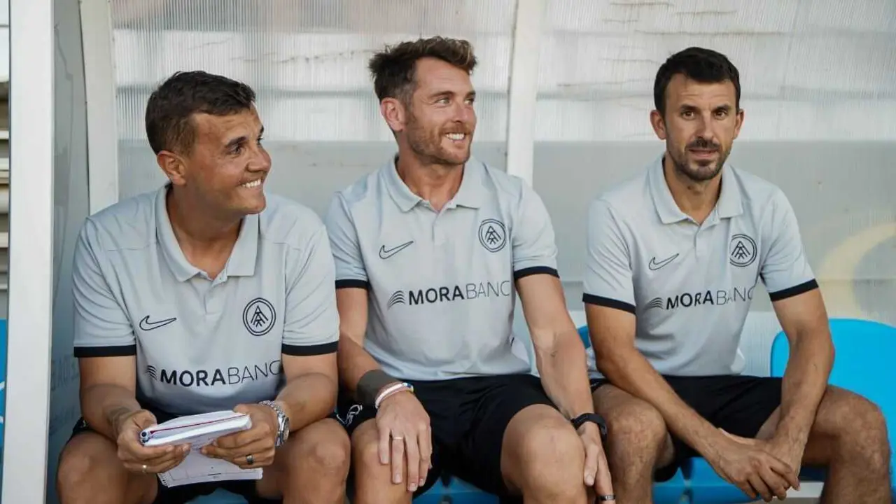 Ibai G&oacute;mez (centro), junto a &Iacute;&ntilde;igo Larriqueta (izquierda) y David Vinatea (derecha) / Andorra FC