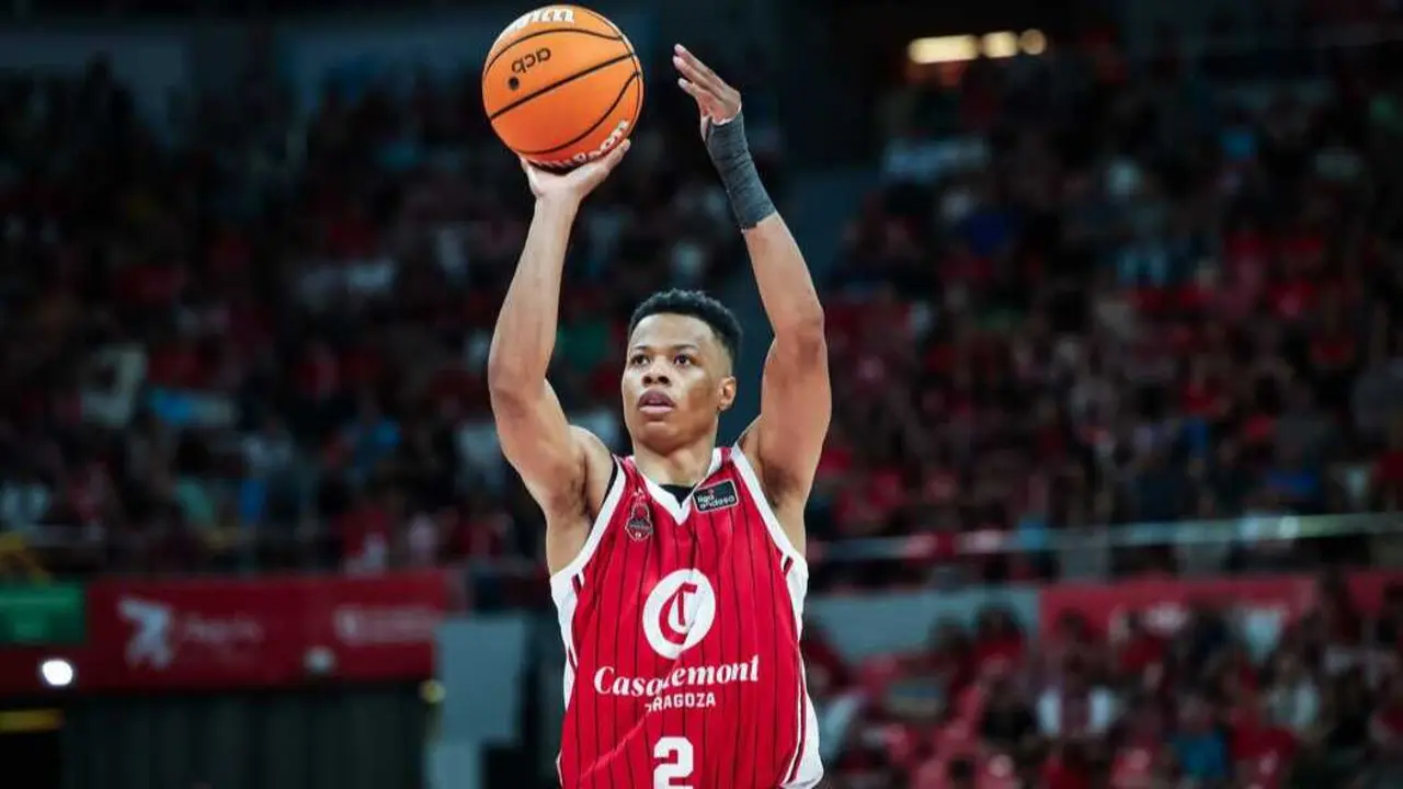 Trae Bell-Haynes lanza a canasta ante el UCAM Murcia. Fotograf&iacute;a: Esther Casas / Casademont Zaragoza.