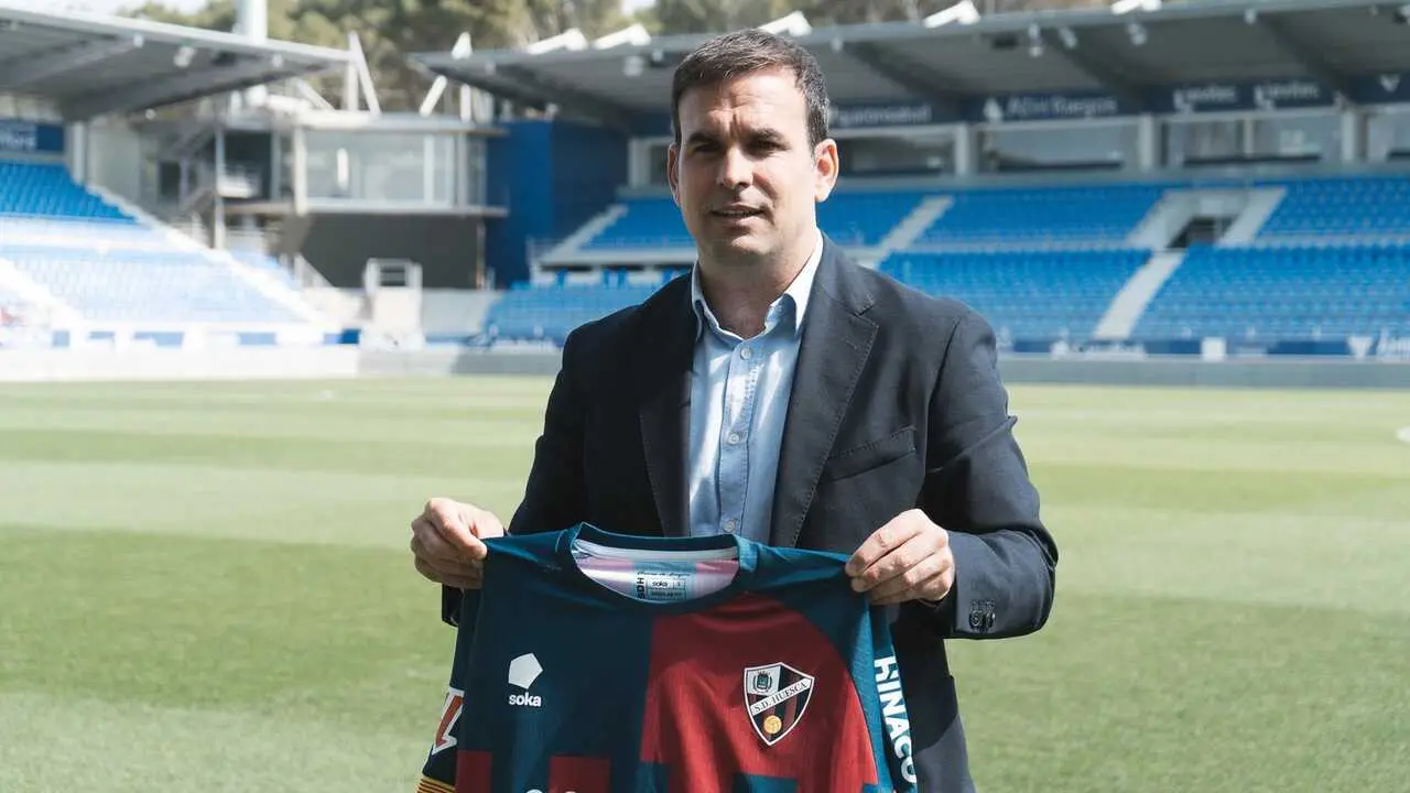 Javier Sanz hizo una gran labor en Primera RFEF con el N&aacute;stic / SD Huesca