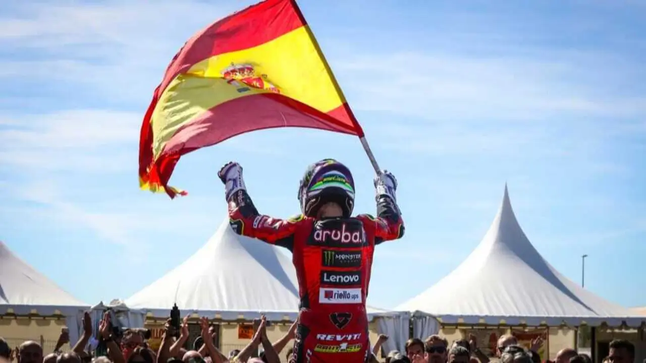 Imagen del &Aacute;lvaro Bautista con la bandera de Espa&ntilde;a en MotorLand Aragon. Fotograf&iacute;a: MotorLand.