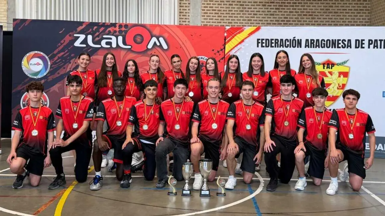 Equipos masculino y femeninos juntos a los trofeos y medallas. Fotograf&iacute;a: Zlalom.