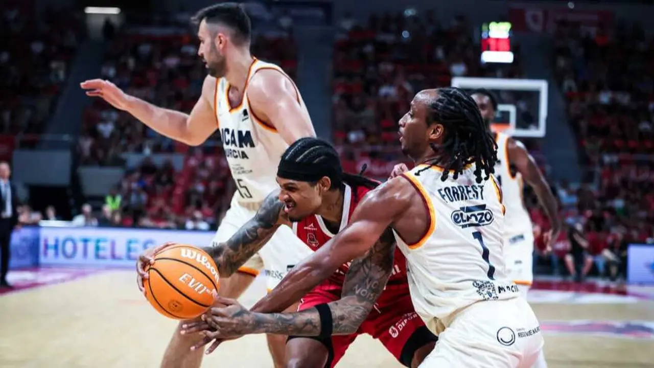 Devin Robinson pugna por un bal&oacute;n ante el UCAM Murcia. Fotograf&iacute;a: Esther Casas / Casademont Zaragoza.