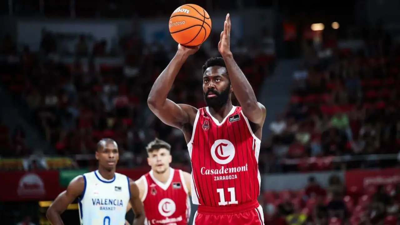 Gabriel Olaseni lanzando un libre ante el Valencia Basket. Fotograf&iacute;a: Esther Casas / Casademont Zaragoza.