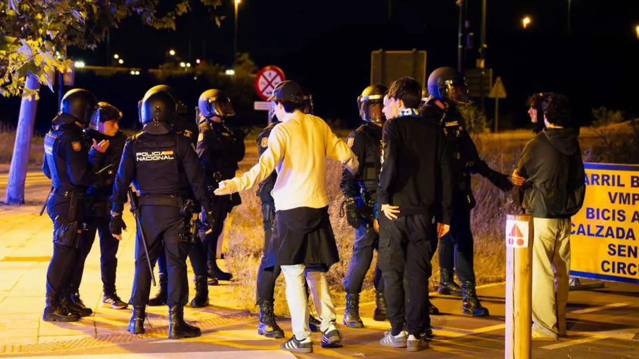 Polic&iacute;a Nacional hablando con seguidores del Real Zaragoza en el &uacute;ltimo partido en casa / Marcos Cebri&aacute;n