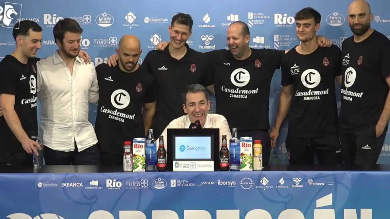 Gonzalo Garc&iacute;a de Vitoria junto a su cuerpo t&eacute;cnico en rueda de prensa. Fotograf&iacute;a extra&iacute;da del directo de R&iacute;o Breog&aacute;n.