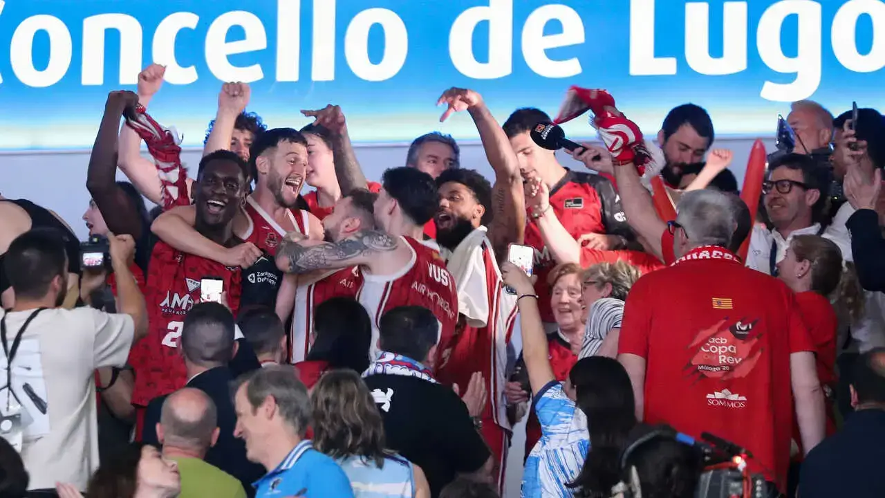 El Casademont Zaragoza logra la permanencia y lo celebra con su afici&oacute;n. Fotograf&iacute;a: ACB Photo/Carlos Castro.