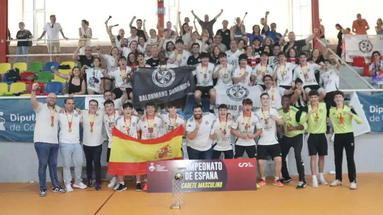 Foto de familia del Dominicos tras ser campeones de Espa&ntilde;a. Fotograf&iacute;a: Sandra &Aacute;lvarez.