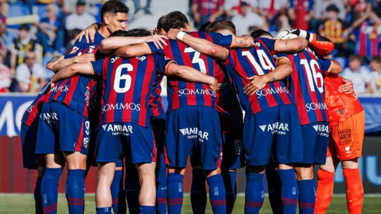 Pi&ntilde;a de los jugadores de la SD Huesca durante un duelo. Fotograf&iacute;a: SD Huesca.
