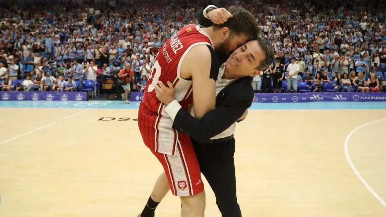 Jaime Fern&aacute;ndez llora de emoci&oacute;n tras lograr la permanencia junto a Gonzalo Garc&iacute;a de Vitoria. Fotograf&iacute;a: ACB Photo.