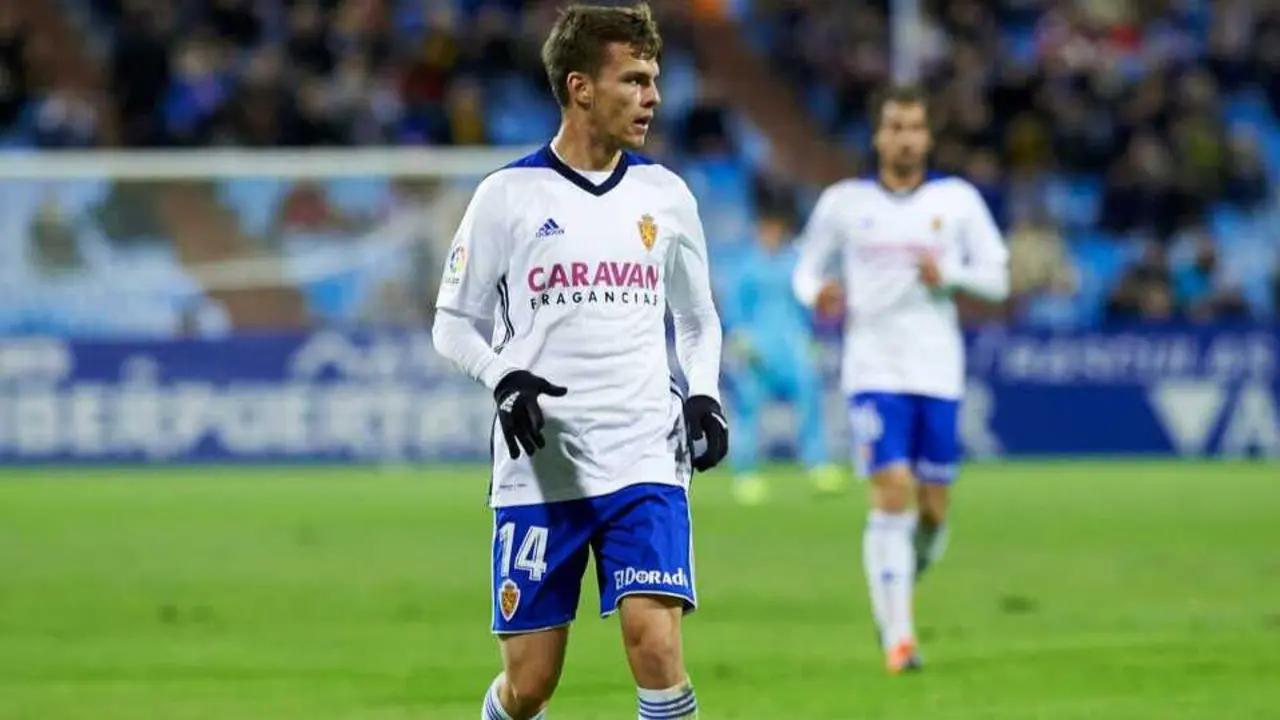 Aleix Febas con la camiseta del Real Zaragoza. Fotograf&iacute;a: RZ.