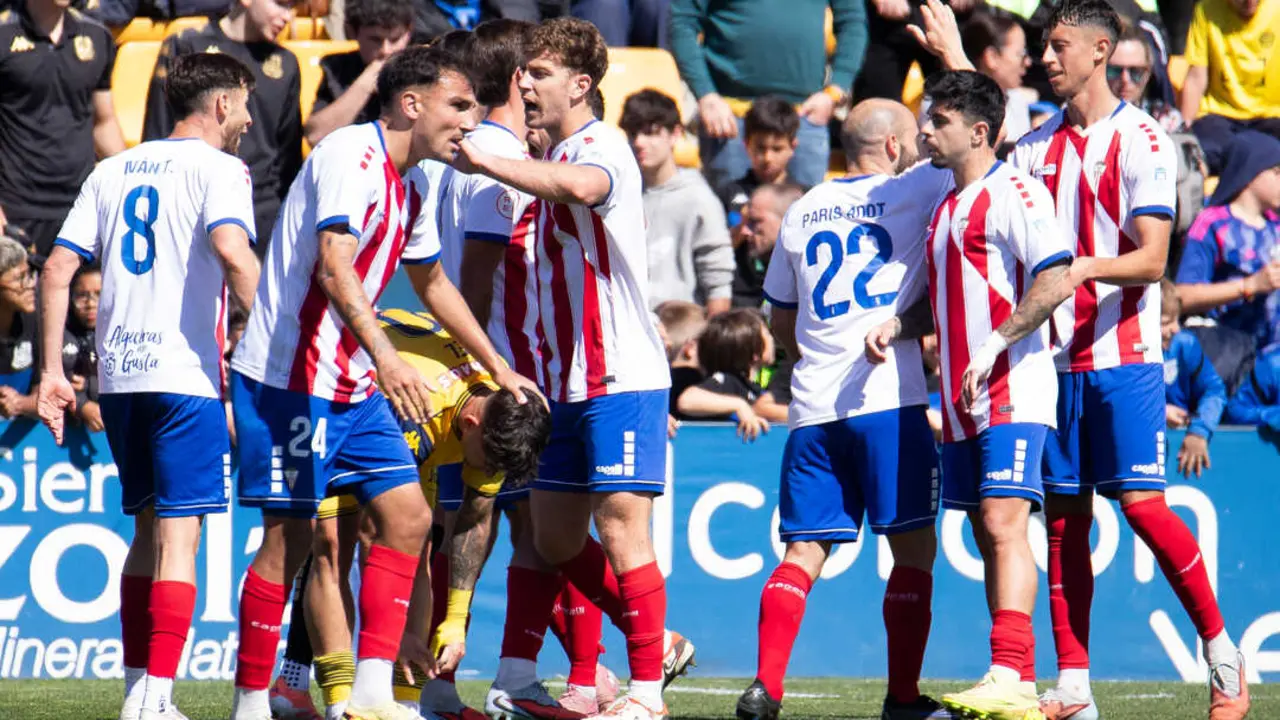 Jugadores del Algeciras ante el Alcorc&oacute;n