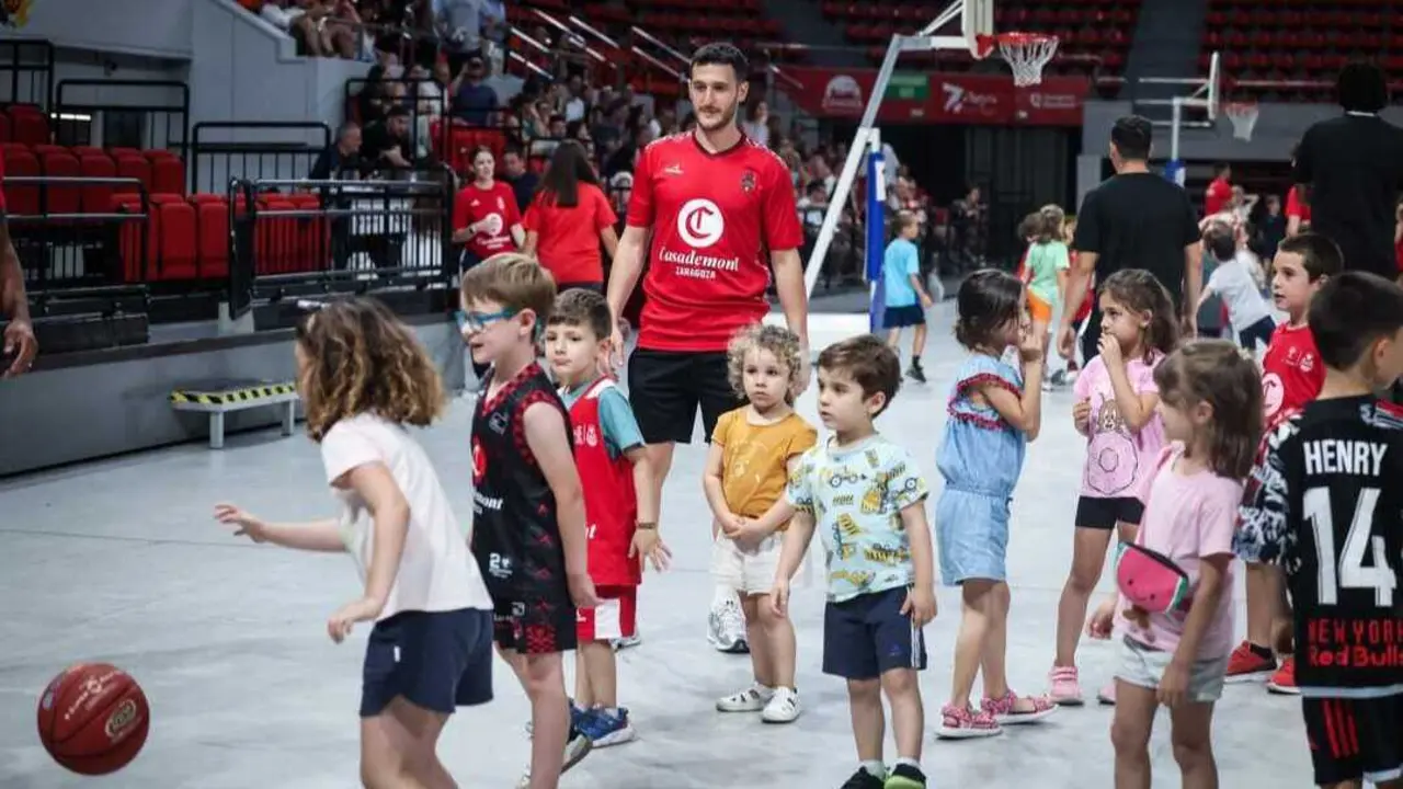 Marco Spissu, rodeado de ni&ntilde;os en el cl&iacute;nic. Fotograf&iacute;a: Casademont Zaragoza.