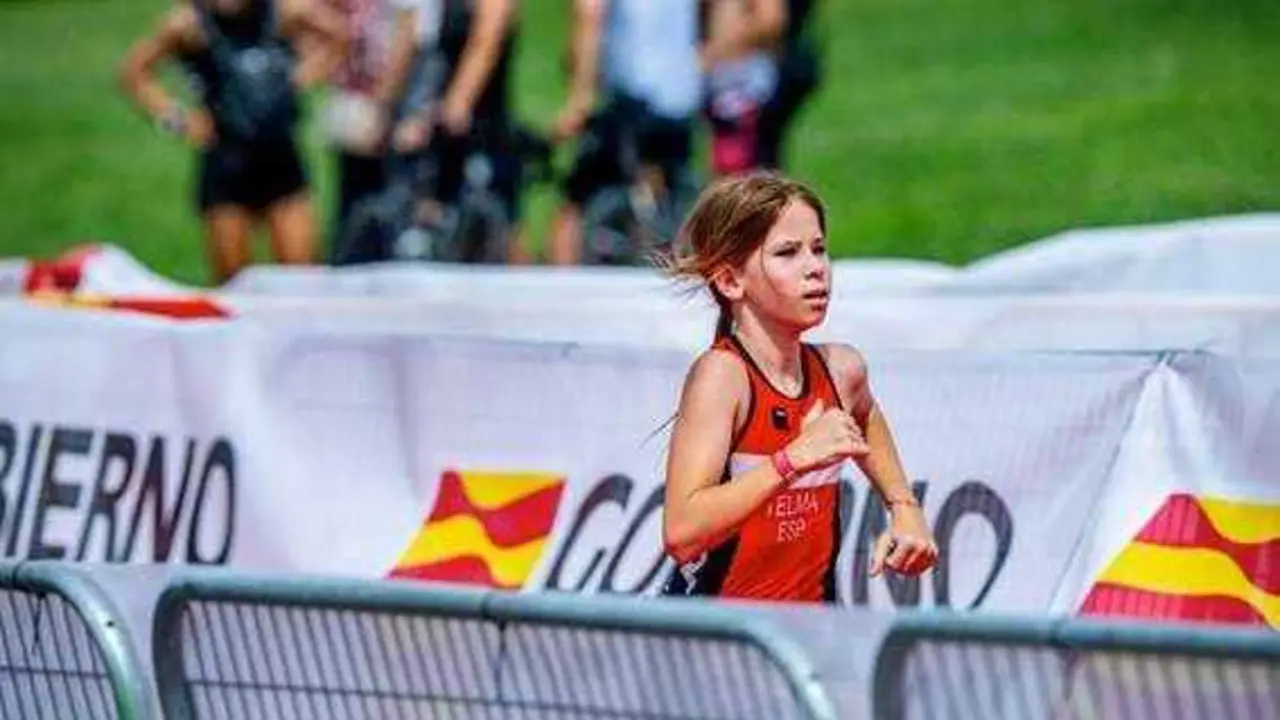 Joven corriendo en una competici&oacute;n de triatl&oacute;n. Fotograf&iacute;a: FETRI / jcdfotograf&iacute;a.
