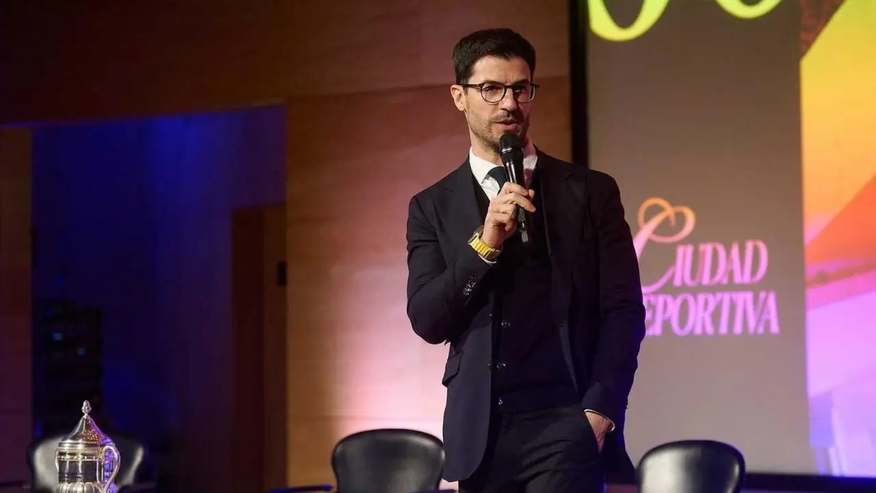 Fernando L&oacute;pez hablando / RZ