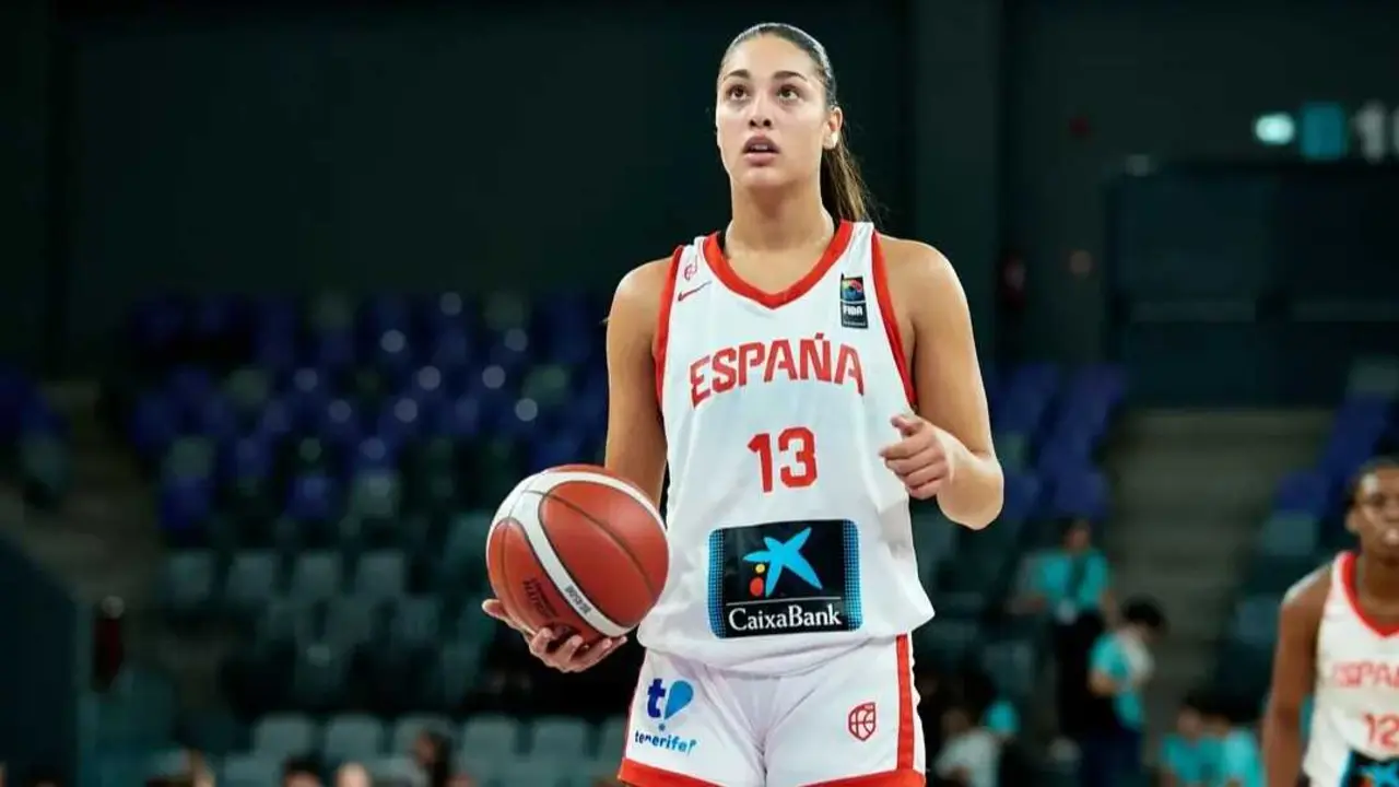 Claudia Lostal durante un duelo con Espa&ntilde;a. Fotograf&iacute;a: FIBA.