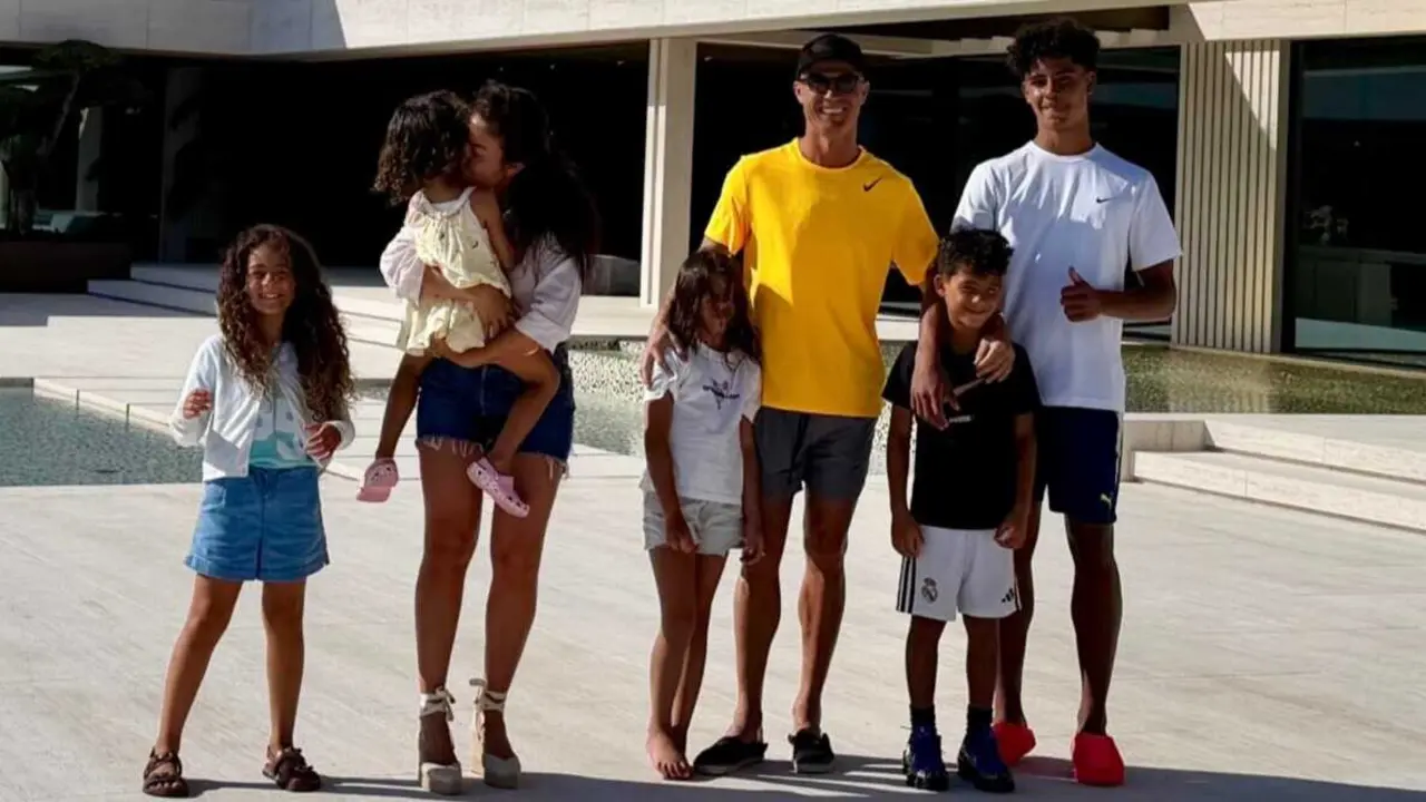 Cristiano Ronaldo junto a su mujer y sus hijos en su nueva mansi&oacute;n. Fotograf&iacute;a: RRSS de Cristiano.