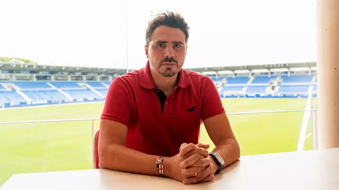 Adri&aacute;n Sip&aacute;n compaginar&aacute; las dos labores del primer equipo / SD Huesca