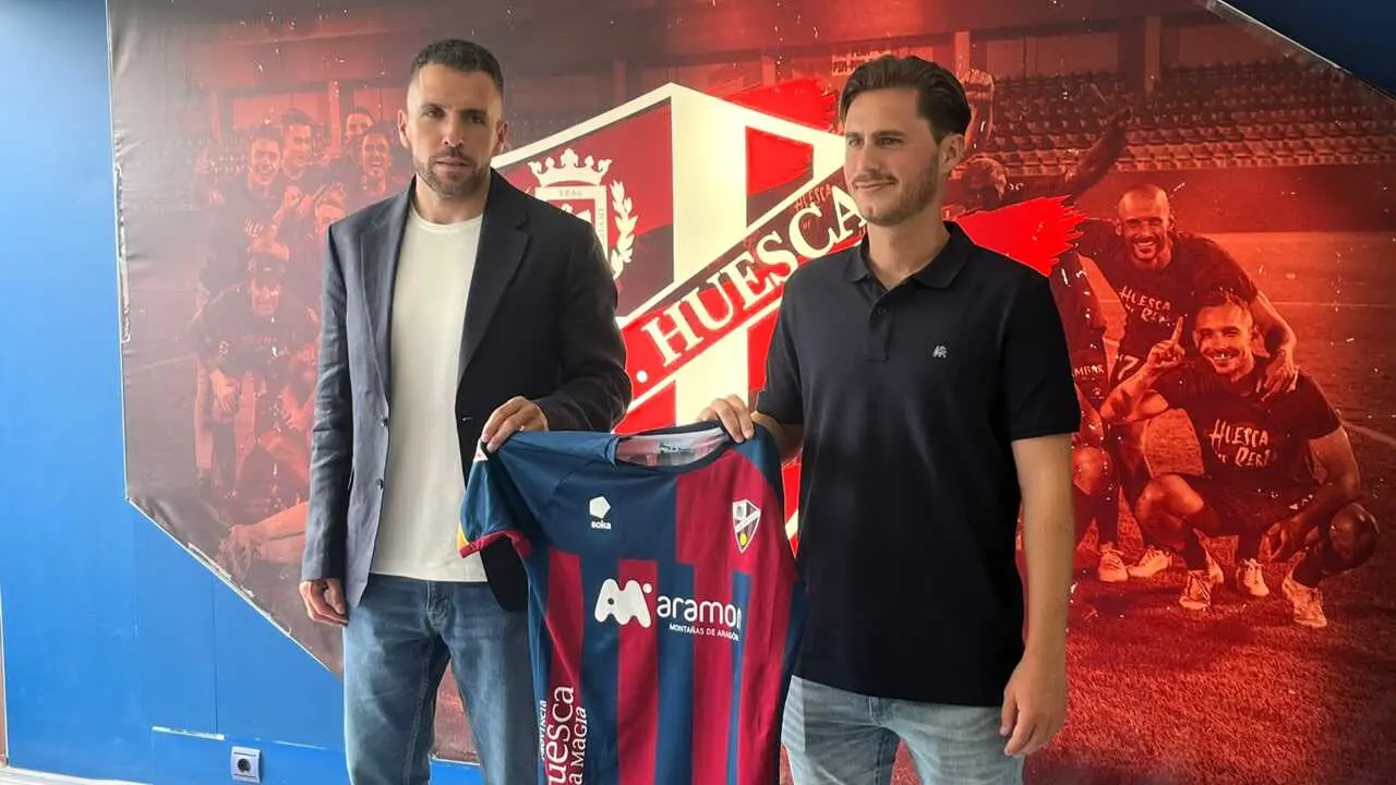 Pablo Rold&aacute;n acompa&ntilde;&oacute; al nuevo t&eacute;cnico en su presentaci&oacute;n en El Alcoraz / SportArag&oacute;n
