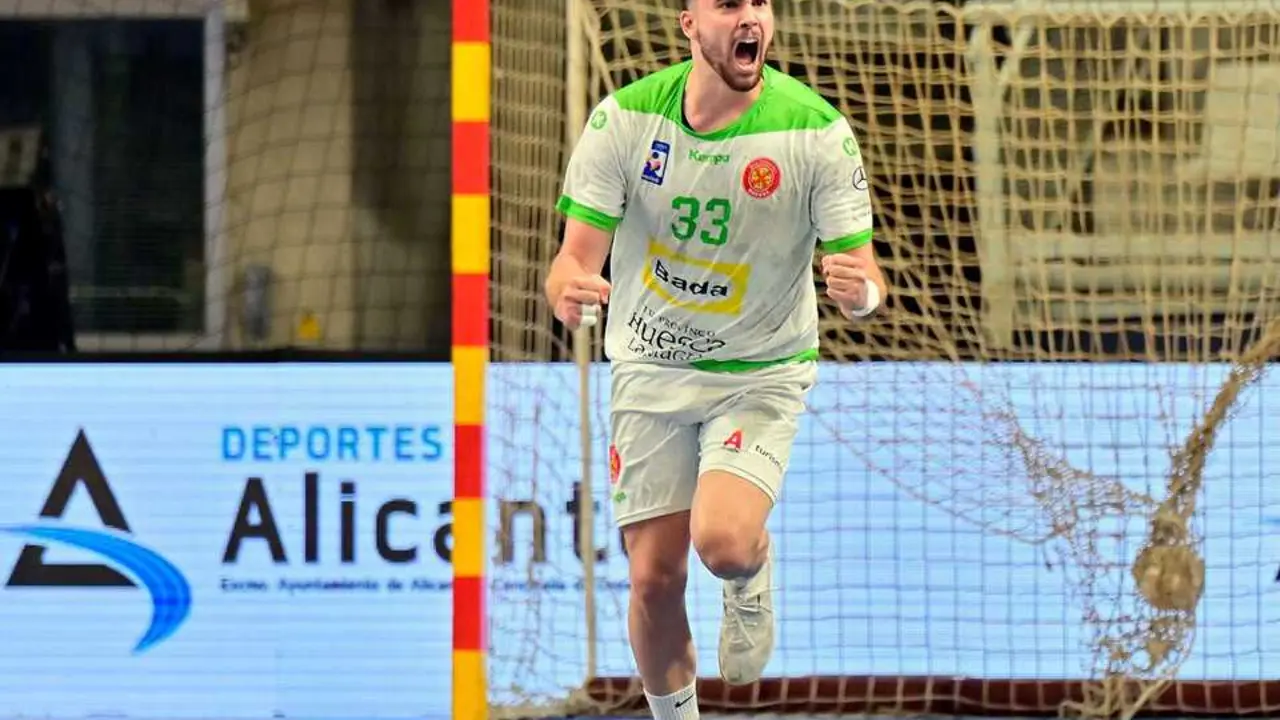 Artur Parera, plet&oacute;rico, tras meter un gol en el Eon Alicante - Bada Huesca de Copa del Rey. Foto: RFEBM/J. L. Recio