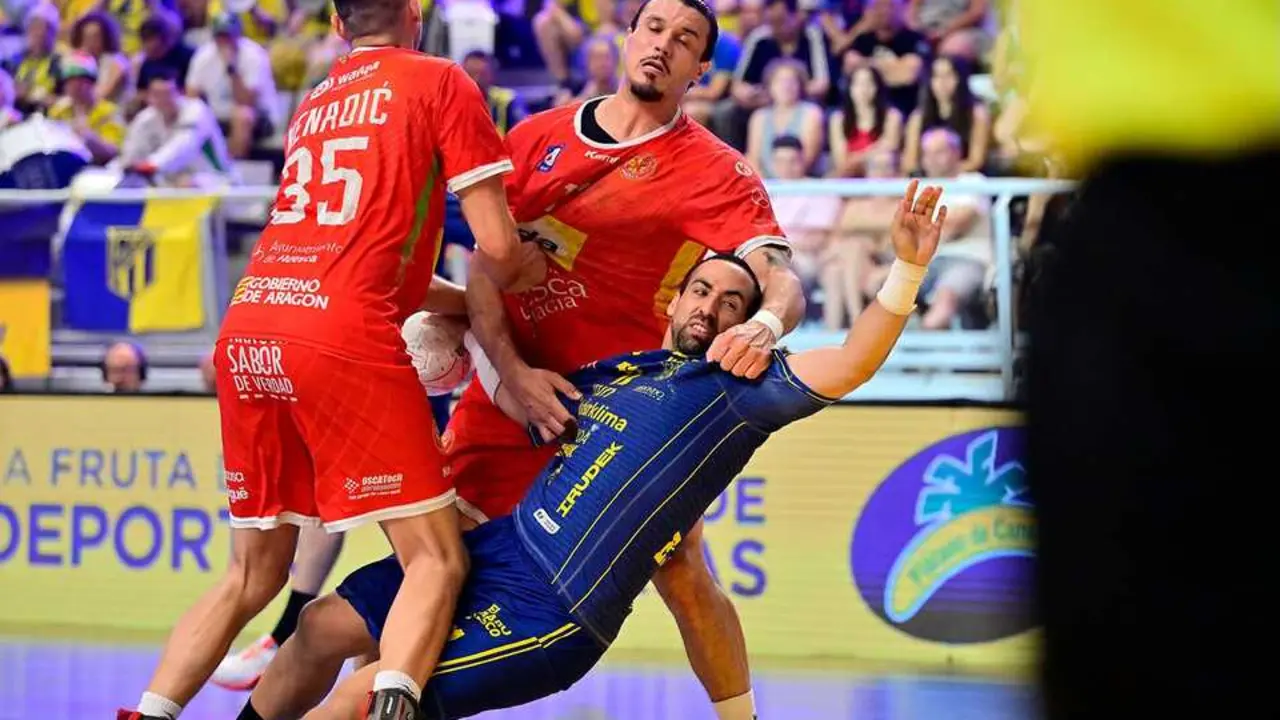 Nenadic y De Sousa intentar neutralizar a Esteban Salinas en el Bidasoa - Bada Huesca de Copa del Rey disputado en Alicante. Foto: RFEBM/J. L. Recio