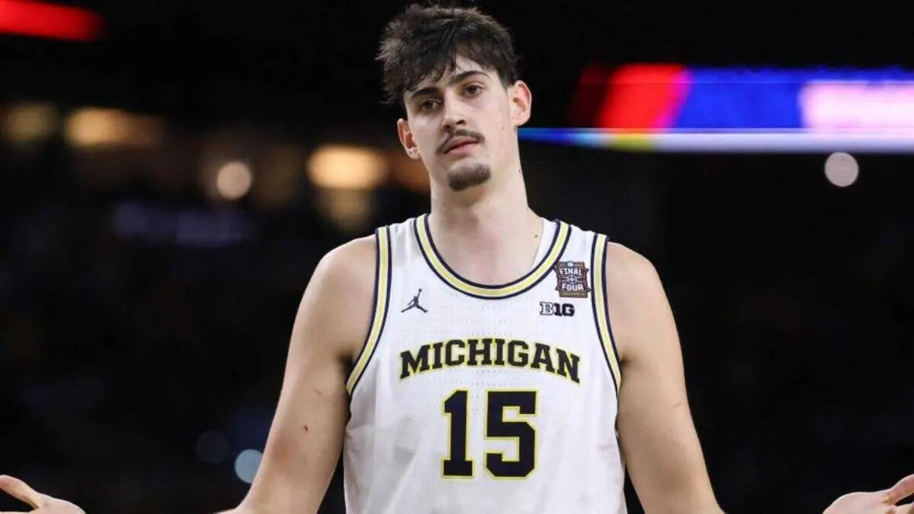 Aday Mara durante un duelo con Michigan. Fotograf&iacute;a: March Madness.