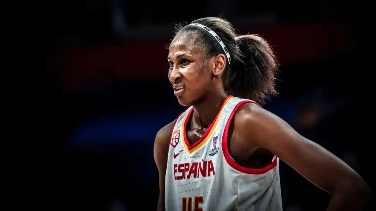 Astou Andour durante un duelo con Espa&ntilde;a. Fotograf&iacute;a: FIBA.