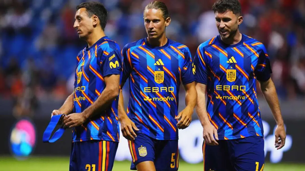 Oyarzabal, Marcos Llorente y Laporte durante un calentamiento con Espa&ntilde;a / RFEF