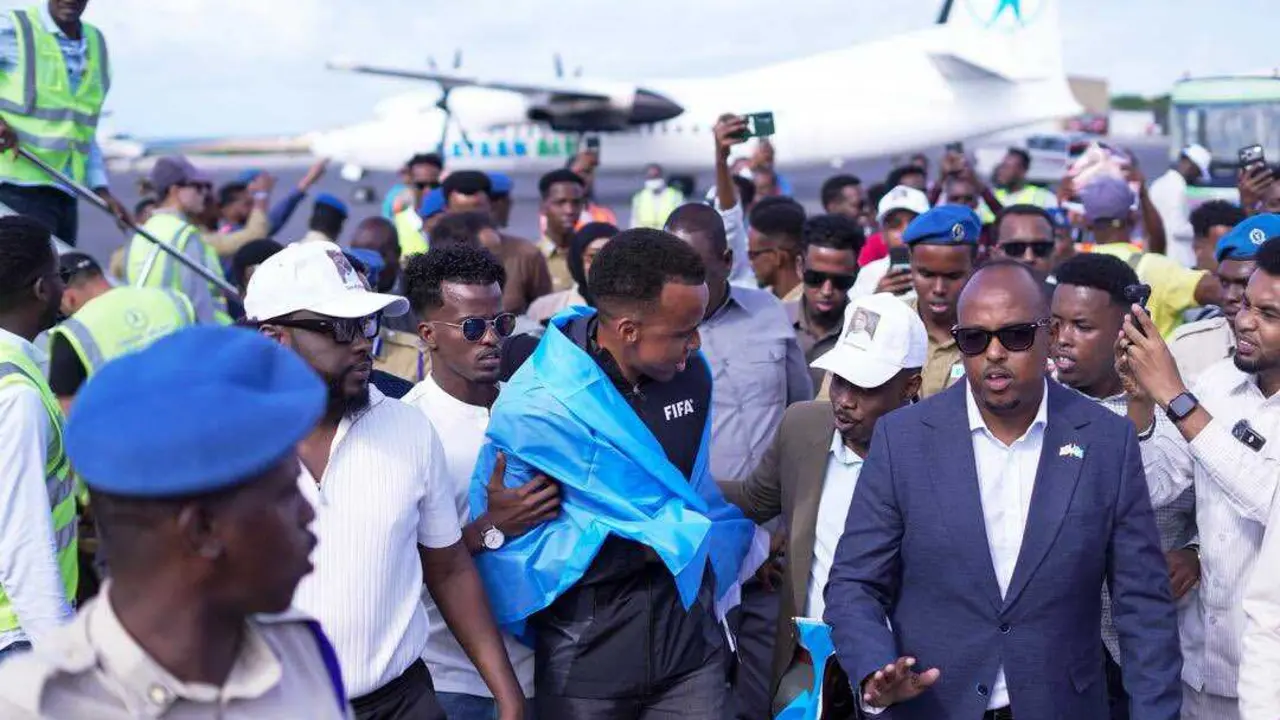 Omar Abdulkadir Artan llegando a Somalia